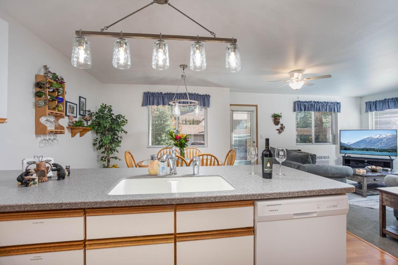 Walk To Downtown * 6 Guests * Pets * A/C! * No Stairs! Lejlighed Leavenworth Eksteriør billede